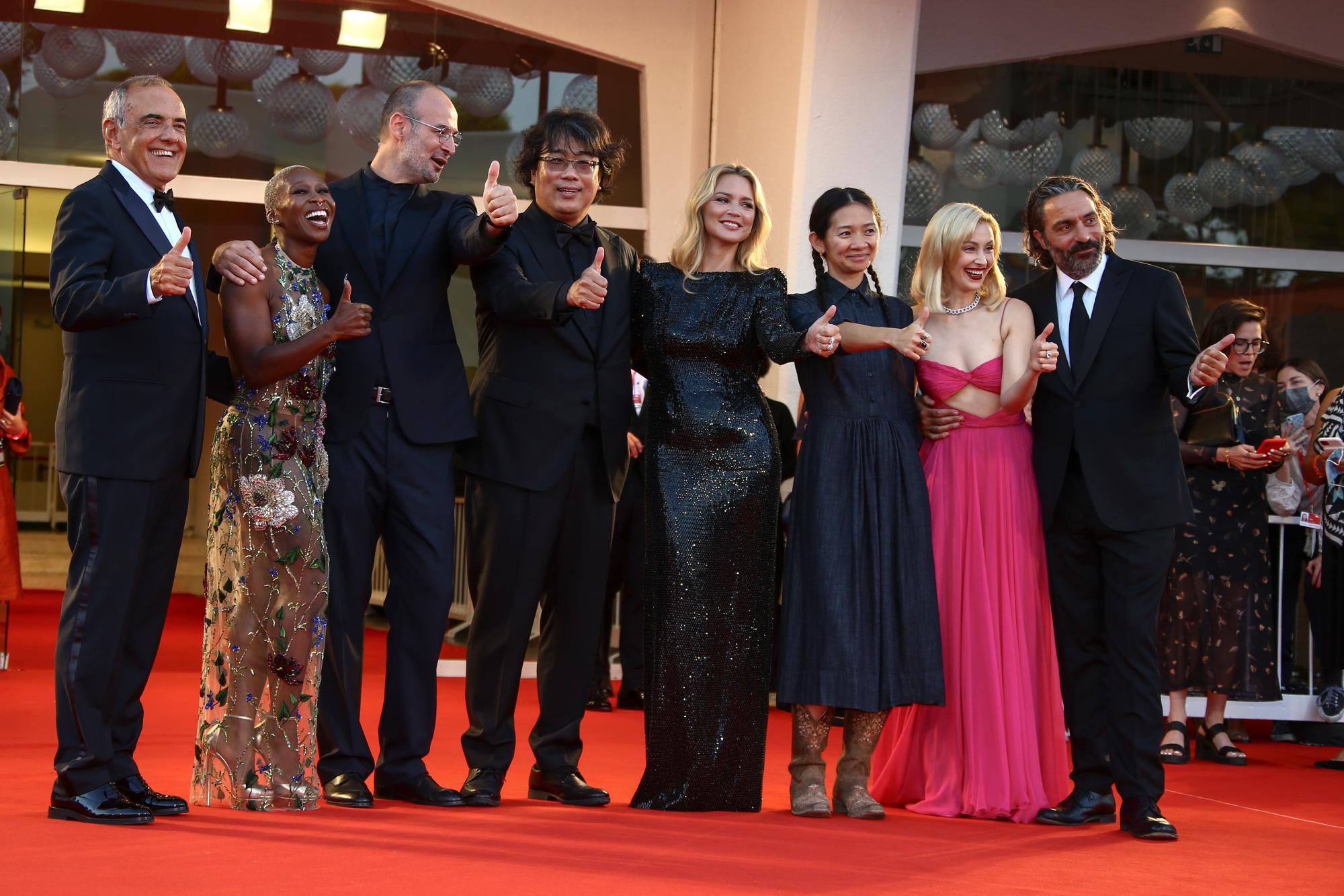 De izquierda a derecha, el director del Festival de Cine de Venecia Alberto Barbera y los miembros del jurado Cynthia Erivo, Alexander Nanau, Bong Joon Ho, JVirginie Efira, Chloe Zhao, Sarah Gadon y Saverio Costanzo posan al llegar a la ceremonia de clausura de la 78va edición del festival, el sábado 11 de septiembre de 2021 en Venecia, Italia. 