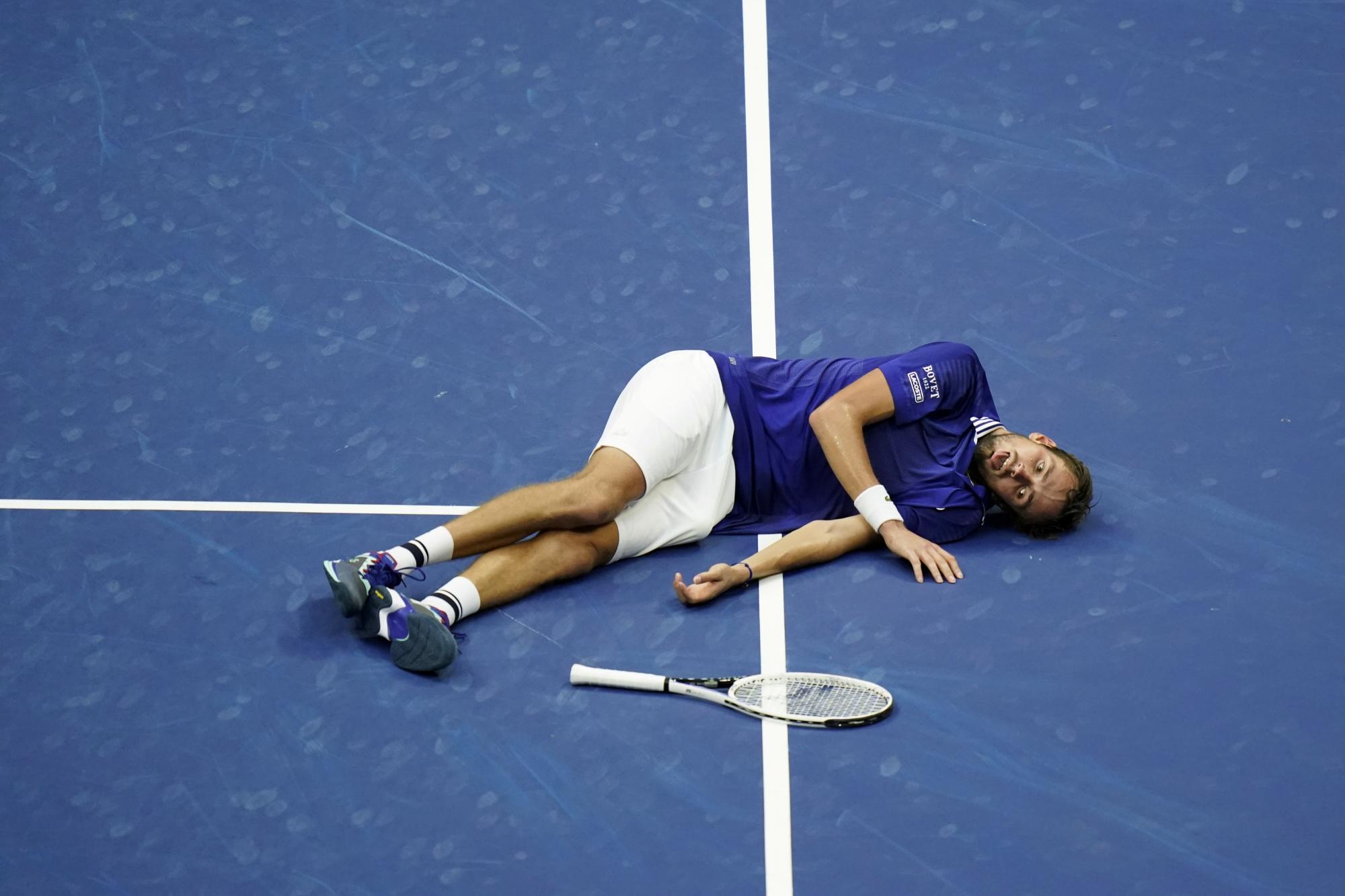 Daniil Medvedev en la pista al celebrar la victoria ante Novak Djokovic en la final del Abierto de Estados Unidos, el domingo 12 de septiembre de 2021. (AP Foto/Seth Wenig)