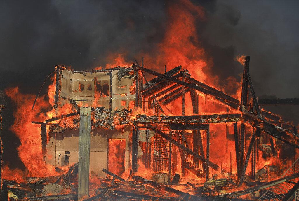 Una casa se quema en Marina Drive sobre el lago Mendocino durante el incendio de Hopkins, el domingo 12 de septiembre de 2021 en Calpella, California, en el condado de Mendocino. (Kent Porter / Santa Rosa Press Democrat vía AP)