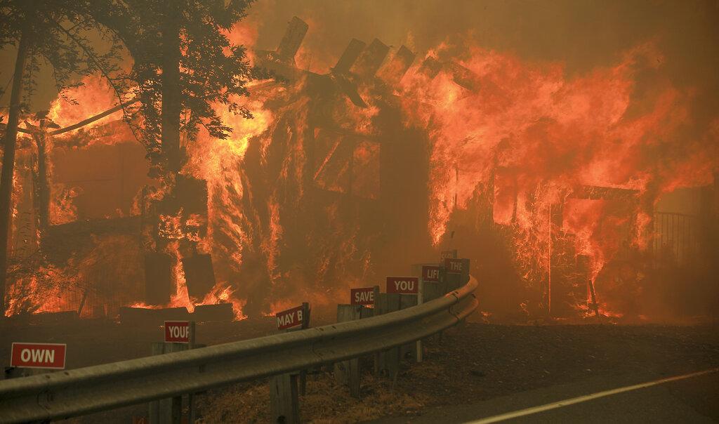 Incendios en California amenazan valiosa reserva forestal