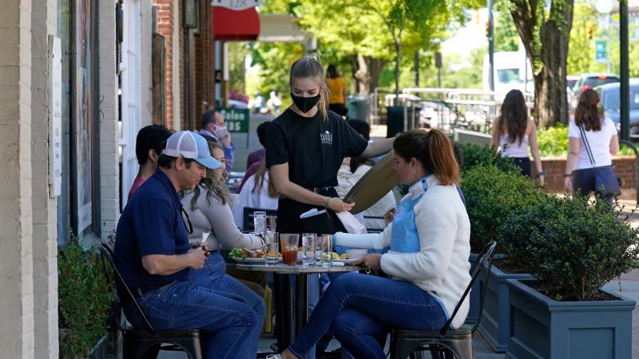 En una economía sacudida por la pandemia, más trabajadores tiran la toalla en EEUU