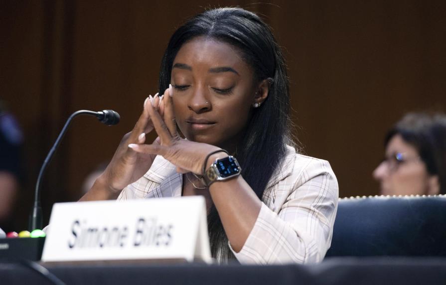 Biles dice al Congreso “ya es suficiente” en casos de abuso