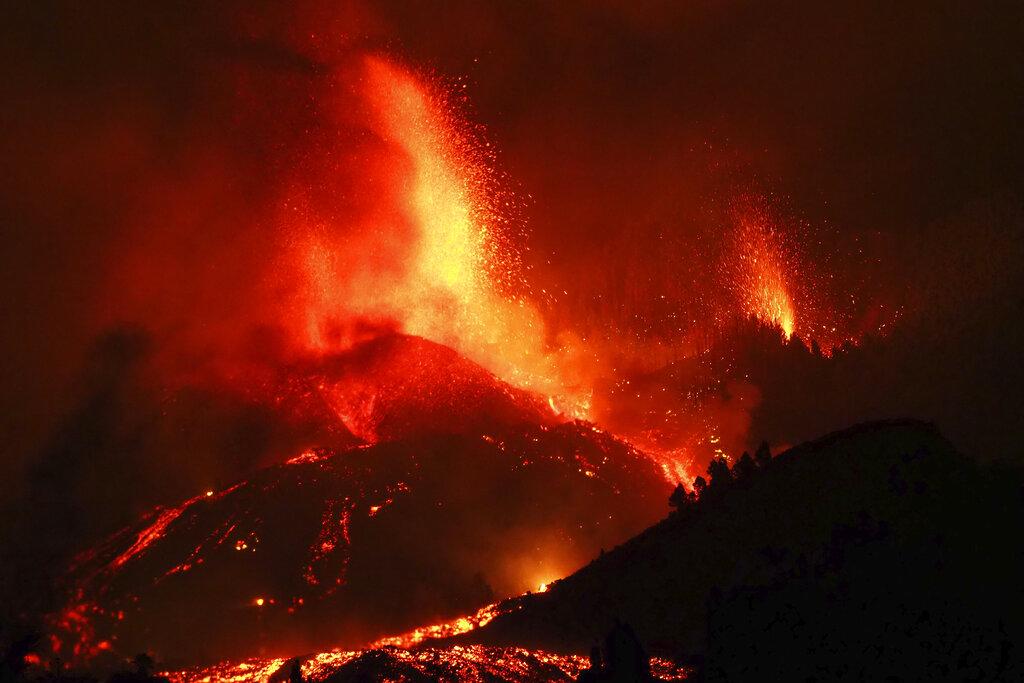El volcán liberó gran cantidad de lava, gases y cenizas. (Europa Press via AP)