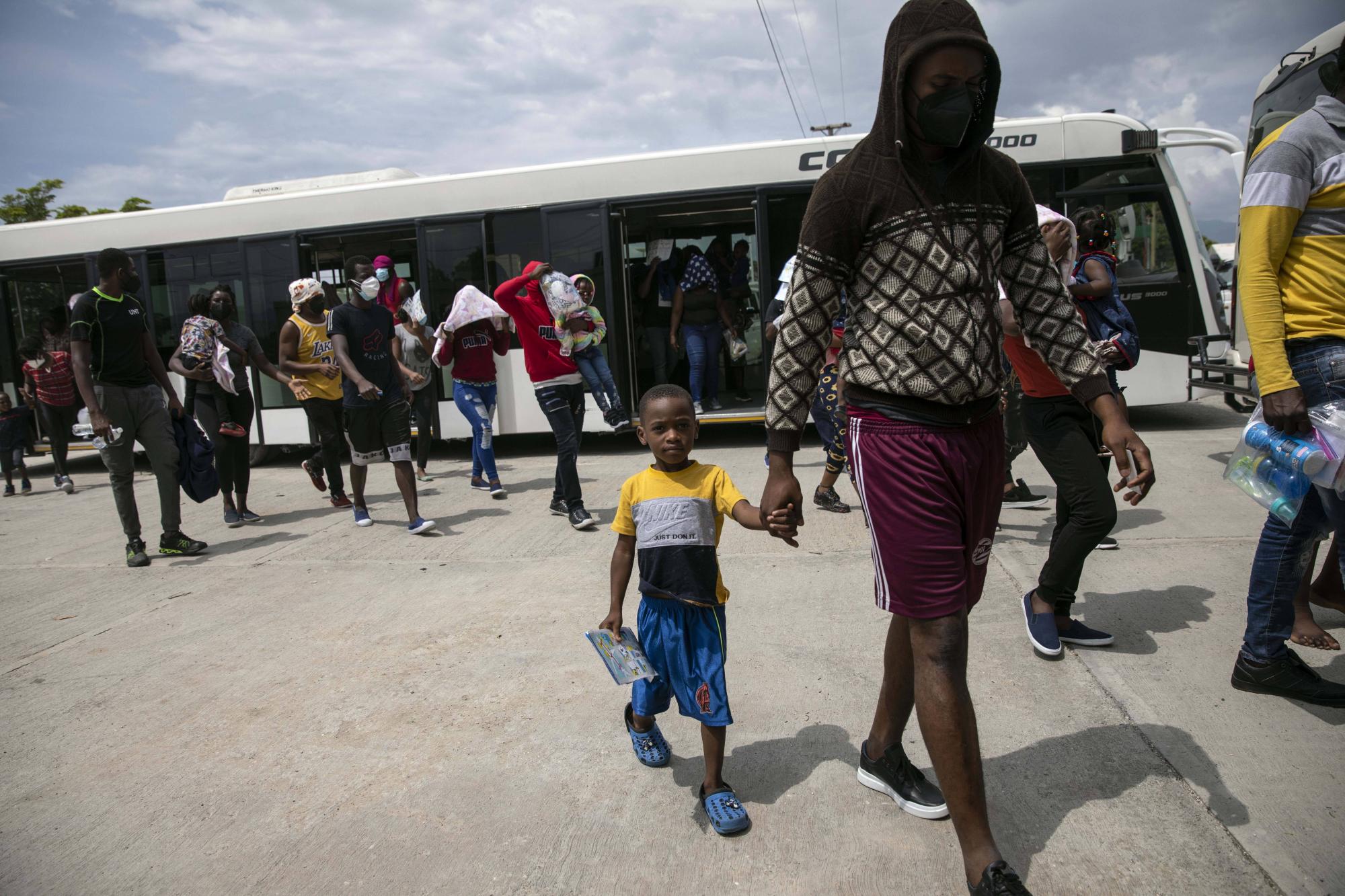 Los haitianos que fueron deportados de Estados Unidos llegan al Aeropuerto Internacional Toussaint Louverture, en Puerto Príncipe, Haití, el domingo 19 de septiembre de 2021. (AP Photo / Rodrigo Abd)