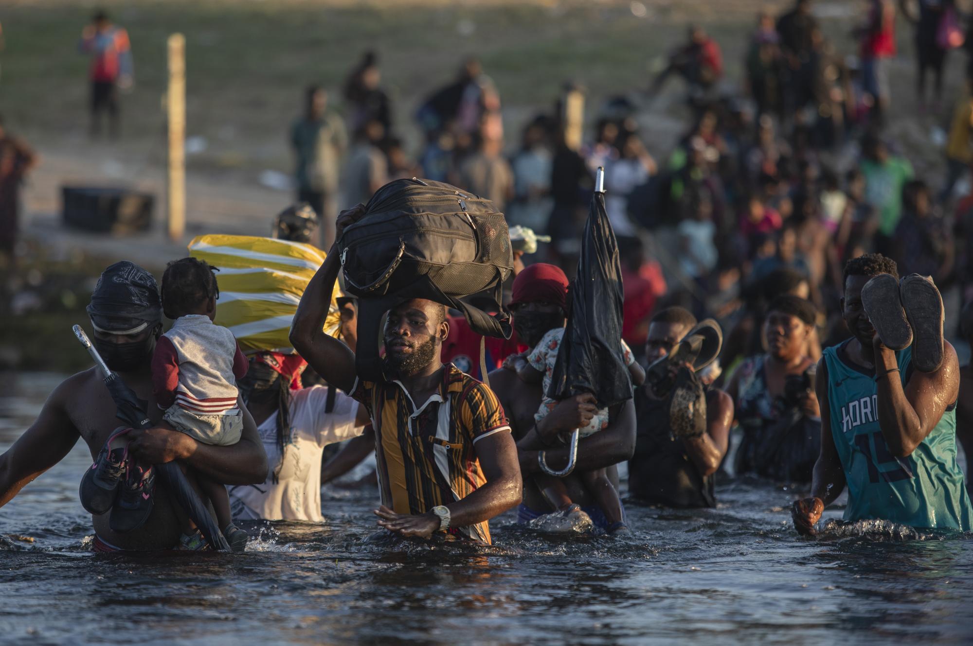 Migrantes, muchos de Haití, cruzan el río Bravo desde Del Rio, Texas, para regresar a Ciudad Acuña, México, el lunes 20 de septiembre de 2021, para evitar la deportación de los EE. UU. pueblo de regreso a su tierra natal e impidiendo que otros crucen la frontera desde México. (Foto AP / Félix Márquez)