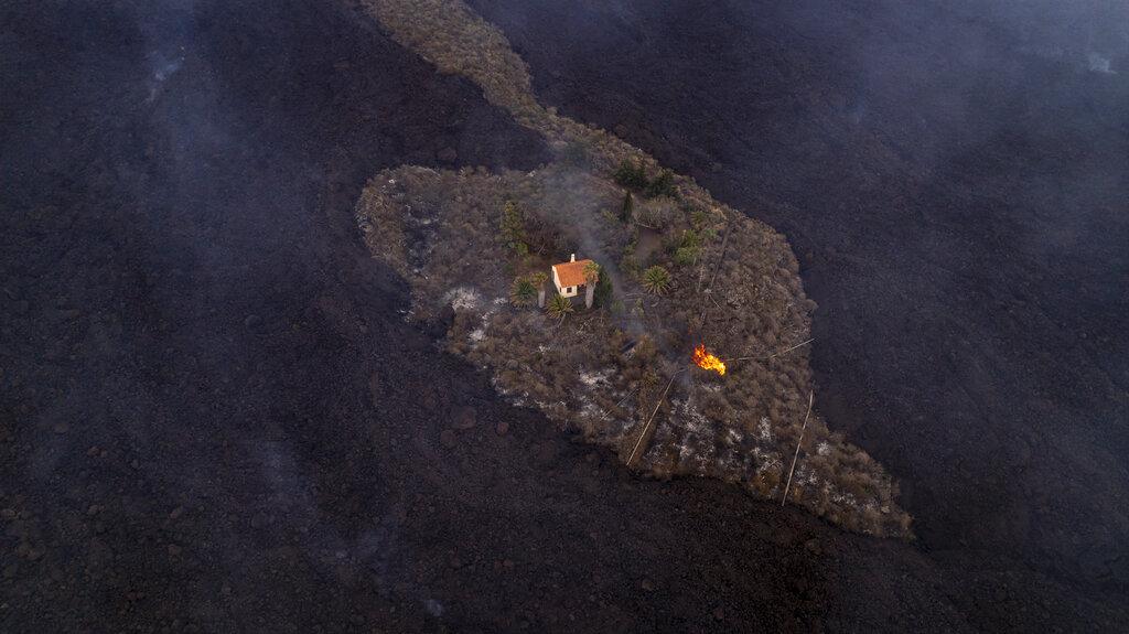 El volcán que se encontraba inactivo en una pequeña isla española en El océano Atlántico estalló el domingo, lo que obligó a la evacuación de miles de personas. Enormes columnas de humo blanco y negro se dispararon desde una cresta volcánica donde los científicos habían estado monitoreando la acumulación de lava fundida debajo de la superficie. (Alfonso Escalero / iLoveTheWorld vía AP)