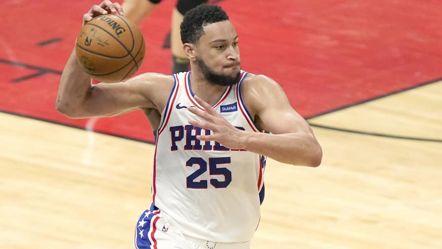 Entrenador de 76ers de la NBA quiere que Simmons se quede