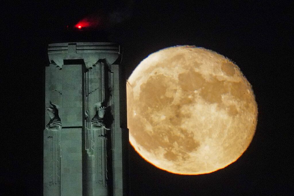 La luna de cosecha menguante se eleva más allá de la torre Liberty Memorial en el museo Nacional de la Primera Guerra Mundial el miércoles 23 de septiembre de 2021 en Kansas City, Missouri (AP Photo / Charlie Riedel)