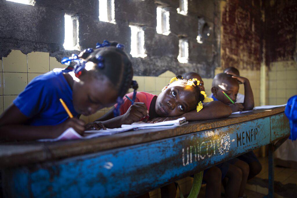 Los estudiantes escriben en sus cuadernos mientras asisten a una clase en la escuela Sante Bernadette, dentro de Fort Dimanche, una vez una prisión donde el difunto dictador Francois Papa Doc Duvalier encarceló a sus enemigos en Puerto Príncipe, Haití, el jueves 23 de septiembre de 2021. Esta semana comenzó el año escolar en Haití. (Foto AP / Rodrigo Abd)