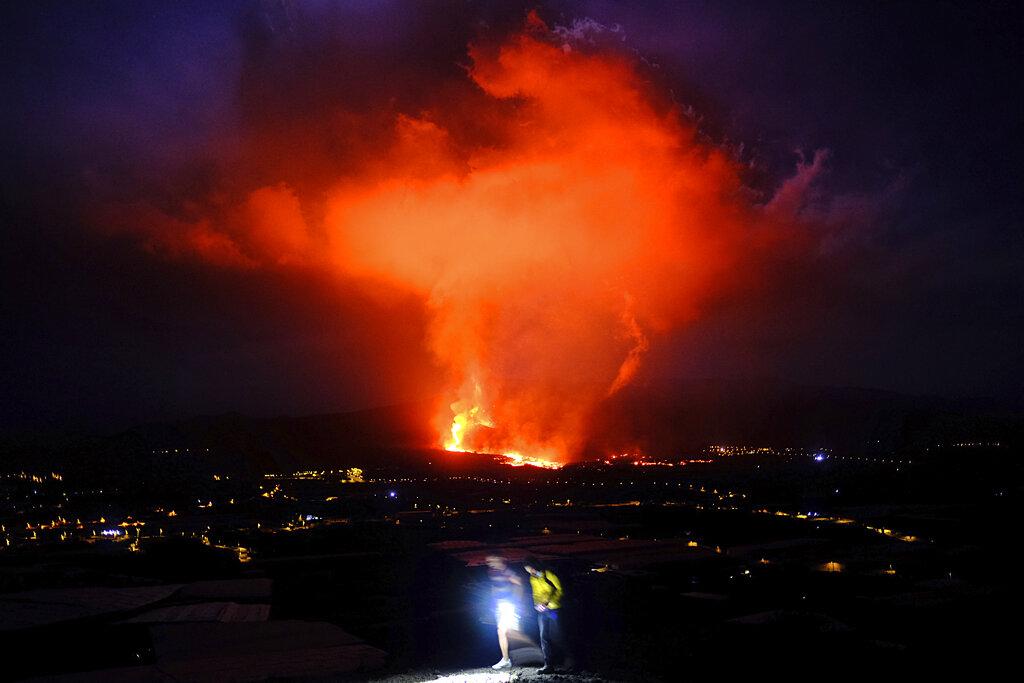 Volcán en La Palma vuelve a la actividad tras breve pausa