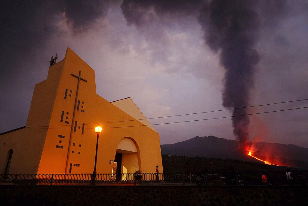 La lava fluye de un volcán en la isla canaria de La Palma, España, el lunes 27 de septiembre de 2021. (AP Photo/Daniel Roca)