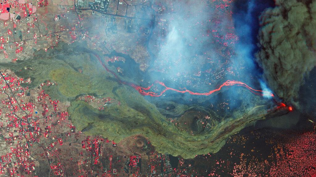 En esta foto satelital del domingo 26 de septiembre de 2021 de Planet Labs Inc. se puede ver lava y ceniza de un volcán en la isla canaria de La Palma, España. (Planet Labs Inc. vía AP)