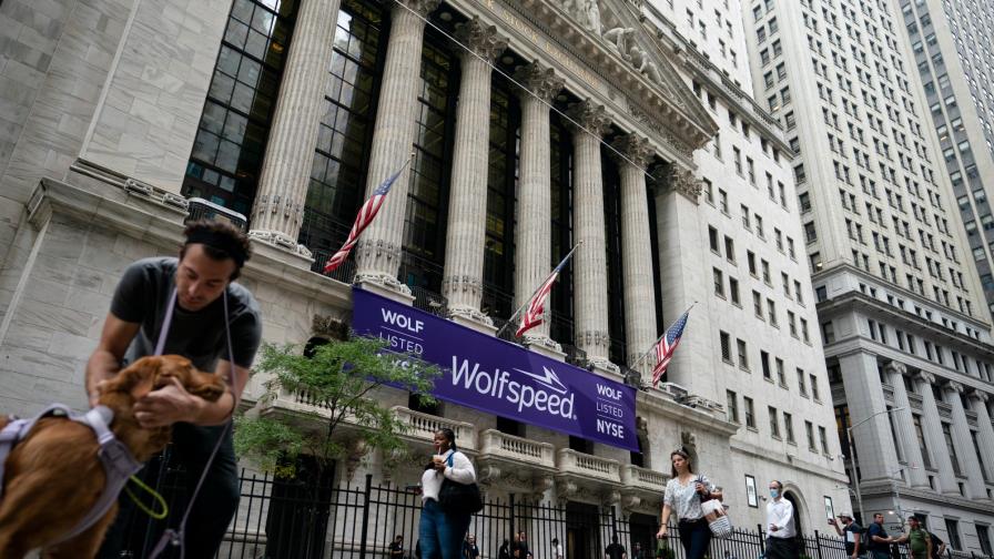Wall Street cierra en rojo y el Dow Jones baja 0.94 % lastrado por tecnología