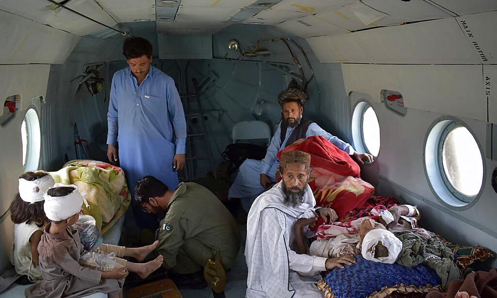 En esta foto publicada por la Autoridad Nacional para el Manejo de Desastres de Pakistán, los sobrevivientes heridos del terremoto son transportados en un helicóptero del ejército de Pakistán luego de un severo terremoto que azotó el área en Harnai, a unos 100 kilómetros (60 millas) de Quetta, Pakistán, el jueves 7 de octubre. 2021. El poderoso terremoto de la madrugada del jueves sacudió una remota parte montañosa del suroeste de Pakistán salpicada de minas de carbón y casas de barro, matando a más de una docena e hiriendo a decenas de personas, dijo un funcionario. (Autoridad Nacional de Gestión de Desastres vía AP)