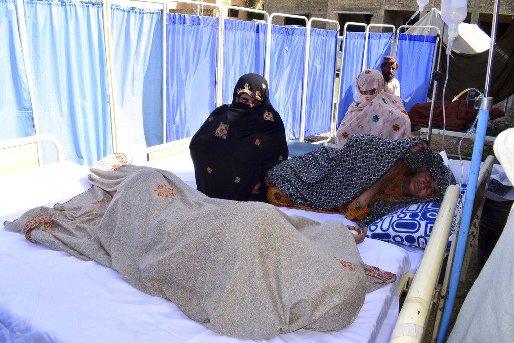 Las mujeres heridas reciben tratamiento en un hospital local luego de un terremoto en Harnai, a unos 100 kilómetros (60 millas) al este de Quetta, Pakistán, el jueves 7 de octubre de 2021. El poderoso terremoto derrumbó al menos una mina de carbón y docenas de casas de adobe en sudoeste de Pakistán el jueves por la mañana. (Foto AP / Arshad Butt)