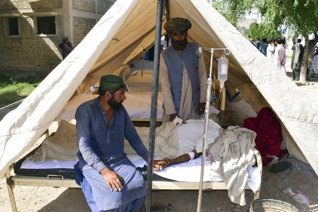 Un hombre herido recibe tratamiento en una carpa instalada en un hospital local luego de un terremoto en Harnai, a unos 100 kilómetros (60 millas) al este de Quetta, Pakistán, el jueves 7 de octubre de 2021. El poderoso terremoto derrumbó al menos una mina de carbón y decenas de casas de adobe en el suroeste de Pakistán la madrugada del jueves. (Foto AP / Arshad Butt)