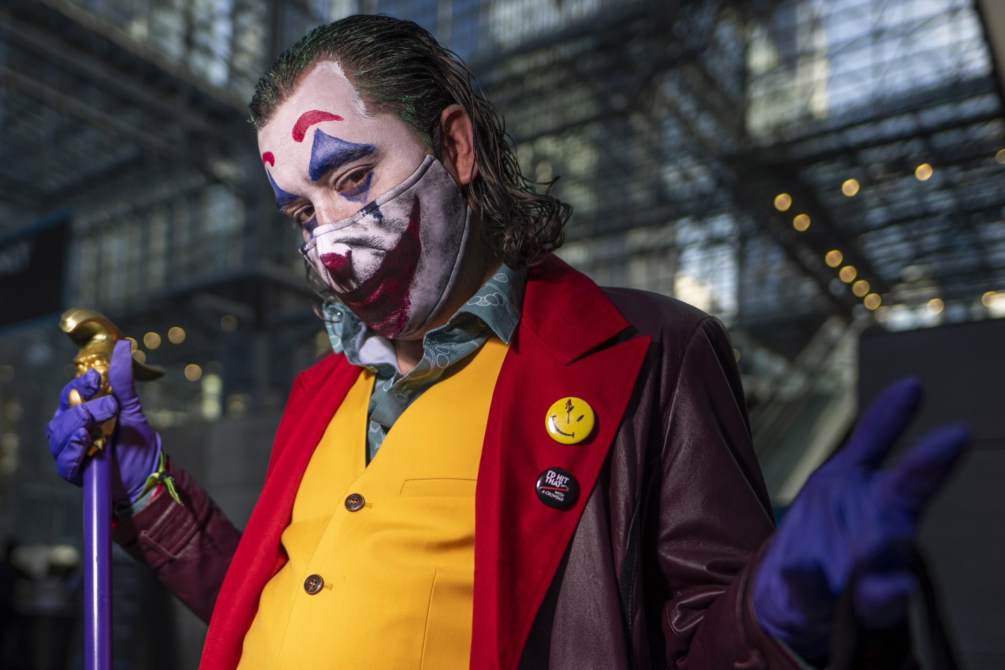 Un participante vestido como el Joker posa durante la Comic Con de Nueva York en el Centro de Convenciones Jacob K.Javits el jueves 7 de octubre de 2021 en Nueva York. (Foto de Charles Sykes / Invision / AP)