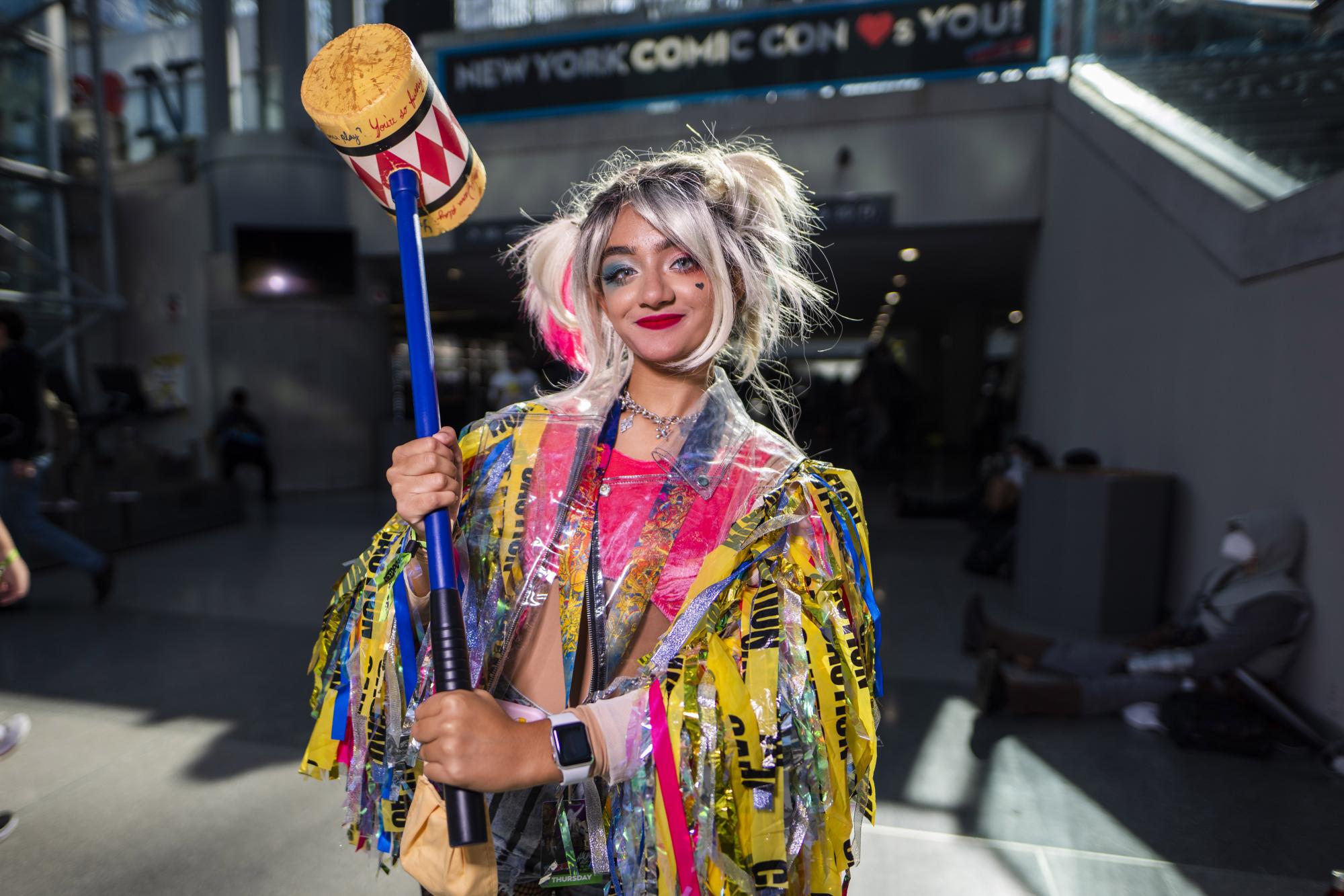 Una asistente vestida como Harley Quinn posa durante la Comic Con de Nueva York en el Centro de Convenciones Jacob K.Javits el jueves 7 de octubre de 2021 en Nueva York. (Foto de Charles Sykes / Invision / AP)