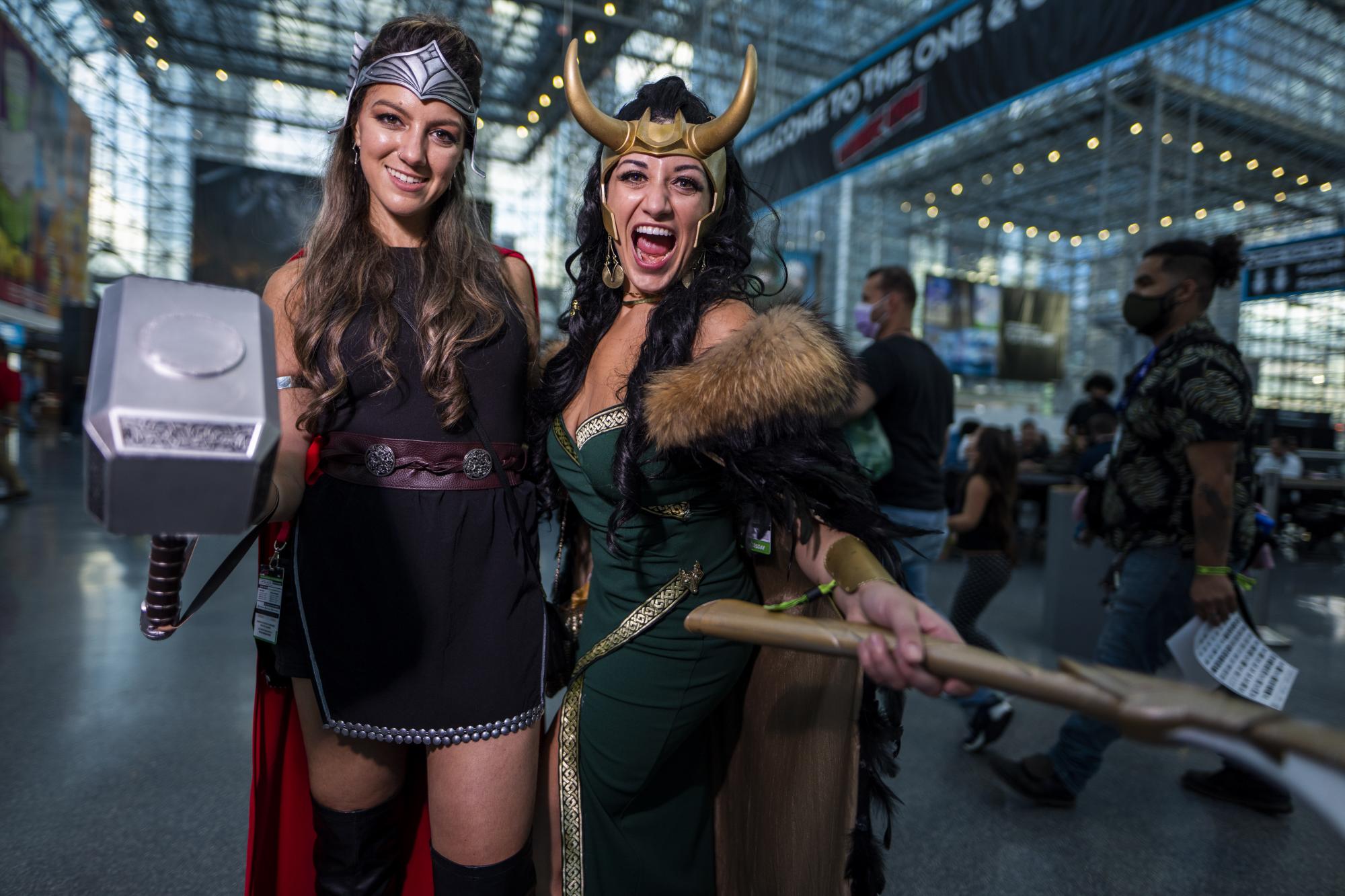 Dos mujeres vestidas como Thor, izquierda, y Loki posan durante la Comic Con de Nueva York en el Centro de Convenciones Jacob K.Javits el jueves 7 de octubre de 2021 en Nueva York. (Foto de Charles Sykes / Invision / AP)
