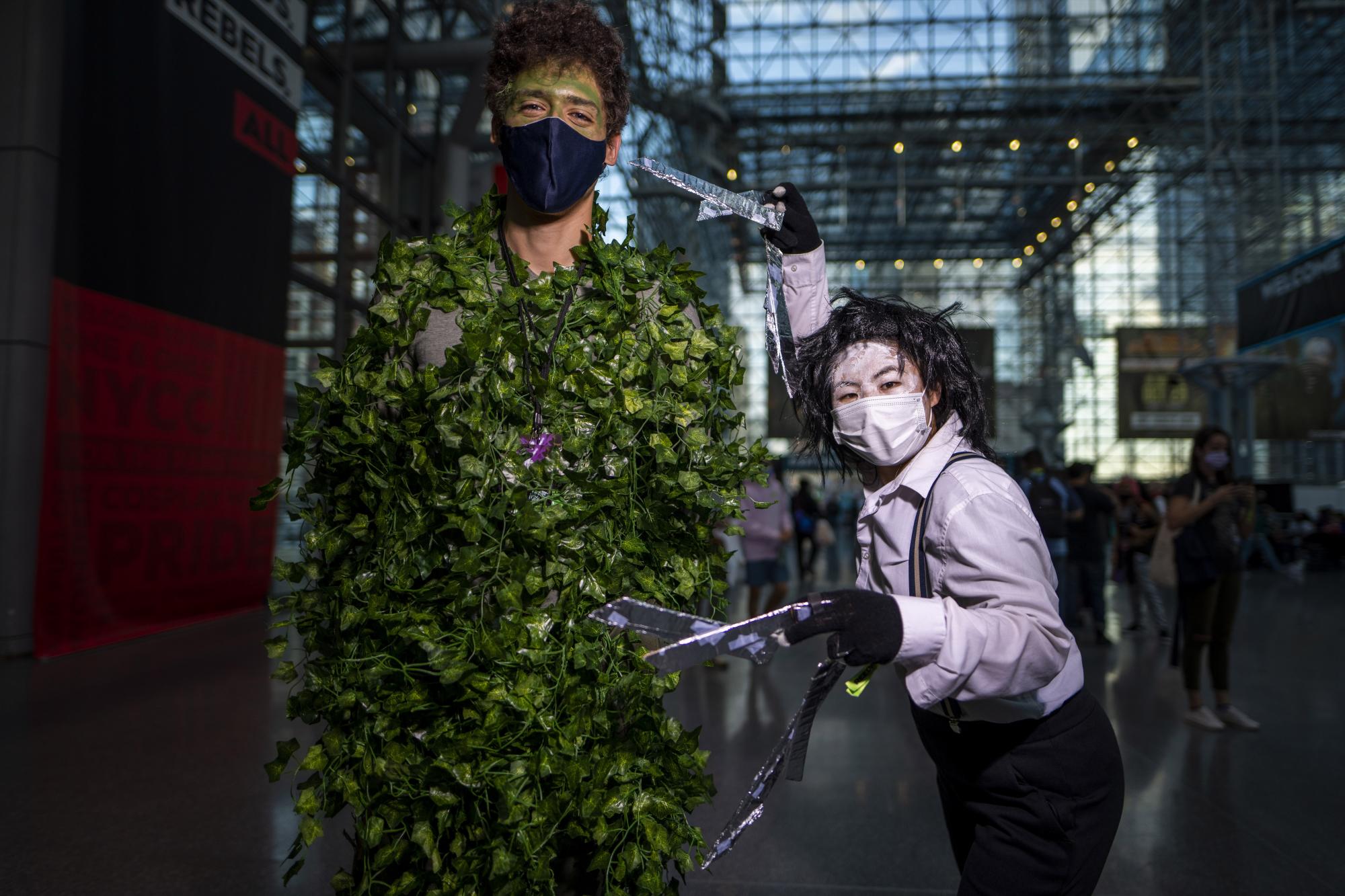 Dos participantes vestidos como Edward Scissorhands y un arbusto posan durante la Comic Con de Nueva York en el Centro de Convenciones Jacob K.Javits el jueves 7 de octubre de 2021 en Nueva York. (Foto de Charles Sykes / Invision / AP)