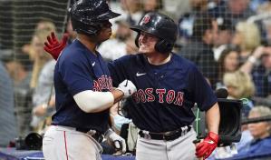 Rafael Devers dispara uno de los cinco jonrones de Boston que igualan serie divisional ante Tampa
