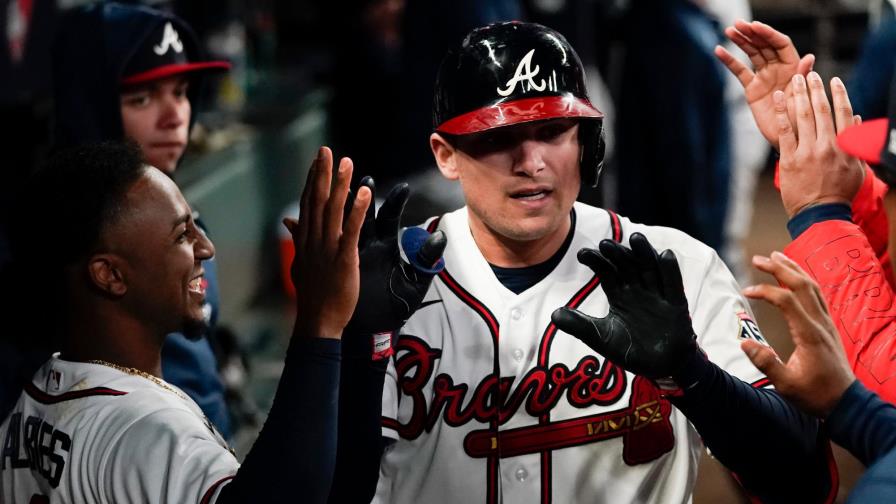 Los Bravos dejan a los Dodgers en el terreno y ganan primero de la Serie de Campeonato