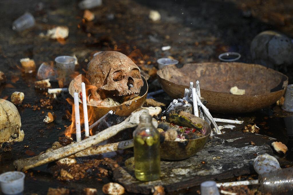 Una calavera descansa en el suelo como parte de un altar durante las ceremonias en honor al espíritu vudú haitiano del barón Samedi y Gede en el Cementerio Nacional en Puerto Príncipe, Haití, el lunes 1 de noviembre de 2021. Seguidores de Vodou se unen a la Fete Gede celebración de los espíritus, equivalente a la festividad católica romana del Día de los Muertos y el Día de Todos los Santos. (Foto AP / Matias Delacroix)