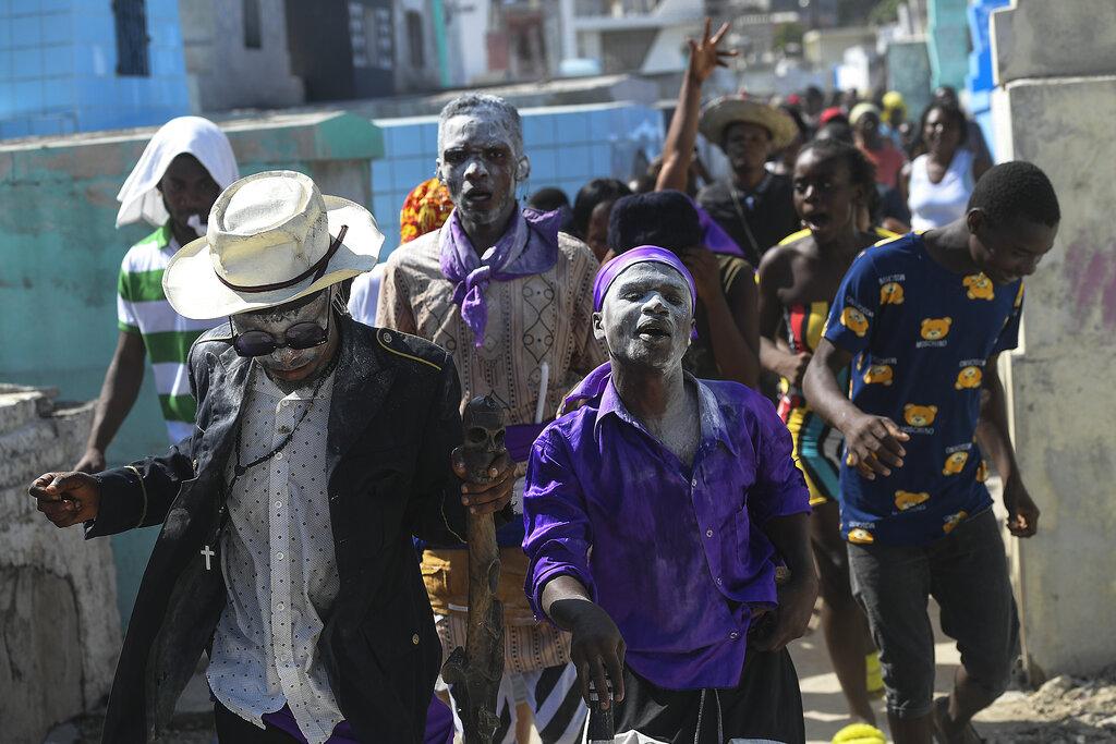 Los seguidores del vudú se unen a la celebración de los espíritus Fete Gede, equivalente a la festividad católica romana del Día de los Muertos y el Día de Todos los Santos. (Foto AP / Matias Delacroix)
