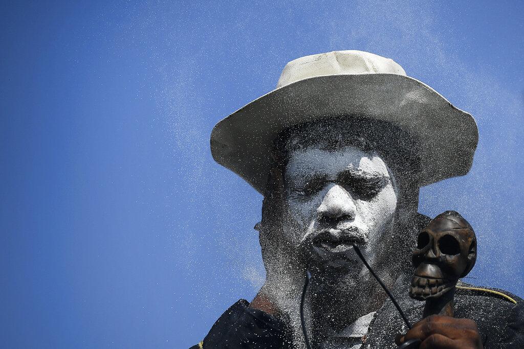 “Voy a seguir creyendo en el Barón Samedi. Él es mi líder porque este país no tiene líder”, dijo Emmanuel Jean-Pierre, un sacerdote vudú que caminó varias horas para llegar al cementerio dado que no tenía para pagar transporte público. (Foto AP / Matias Delacroix)