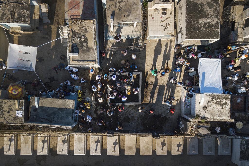La gente se reúne en la tumba del barón Samedi y Gede durante una ceremonia en honor al espíritu vudú haitiano en el cementerio nacional de Puerto Príncipe, Haití, el lunes 1 de noviembre de 2021. Los seguidores del vudú se unen a la celebración de los espíritus Fete Gede, equivalente a la festividad católica romana del Día de los Muertos y el Día de Todos los Santos. (Foto AP / Matias Delacroix)