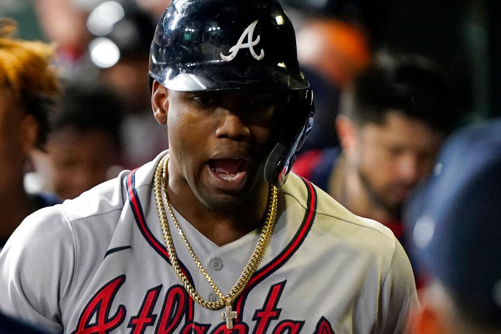 El cubano Jorge Soler, de los Bravos de Atlanta, celebra en la cueva luego de batear un jonrón de tres carreras en el sexto juego de la Serie Mundial ante los Astros de Houston, el martes 2 de noviembre de 2021 