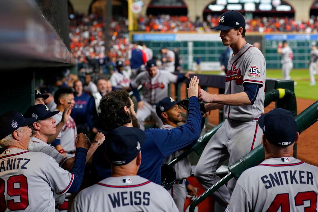 Max Fried, abridor de los Bravos de Atlanta, ingresa en la cueva después de resolver la sexta entrada del sexto juego de la Serie Mundial ante los Astros de Houston, el martes 2 de noviembre de 2021 