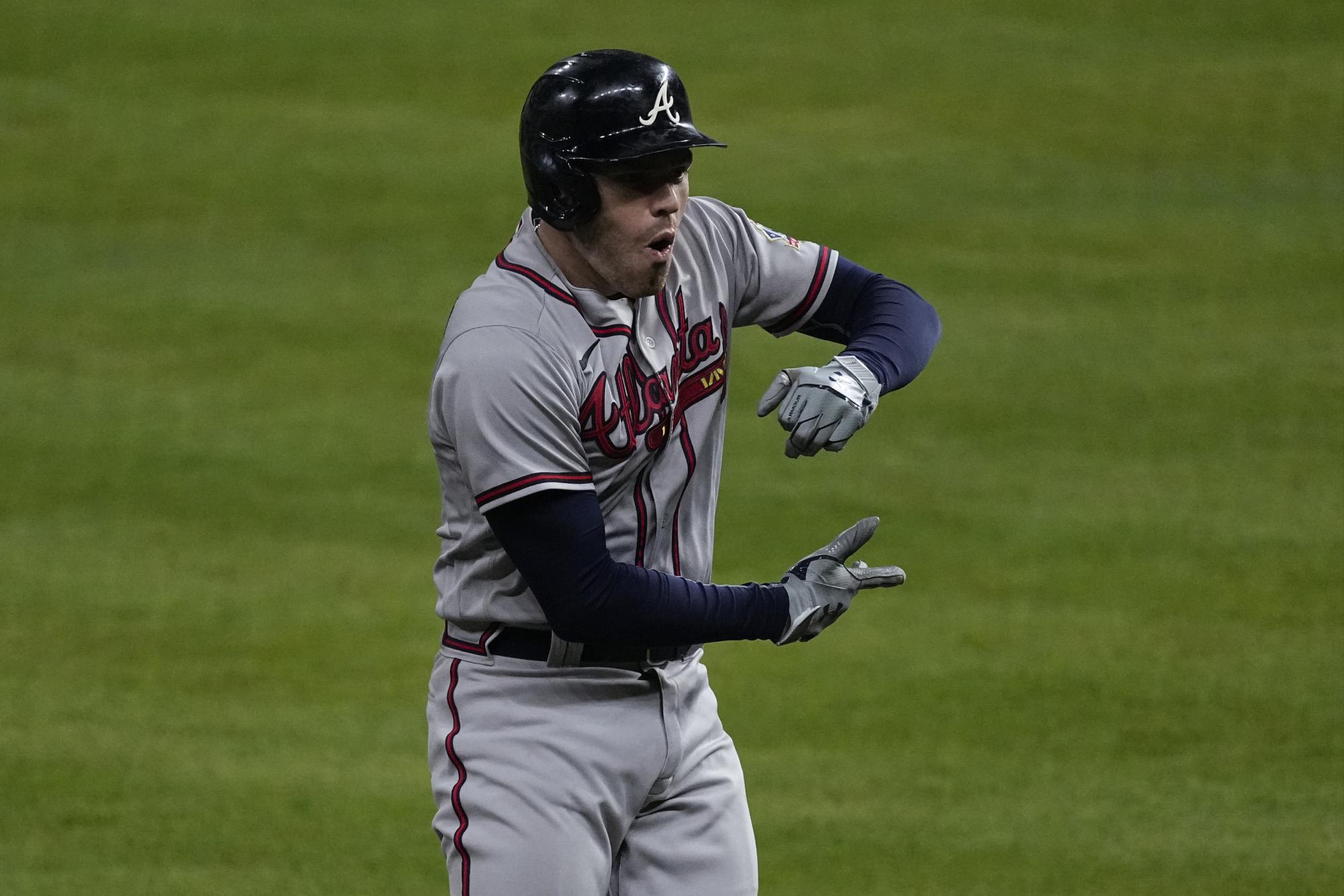  Freddie Freeman de los Bravos de Atlanta, está en el lista de agentes libres para la temporada de béisbol 2022, de la Grandes Ligas. (AP/Ashley Landis)