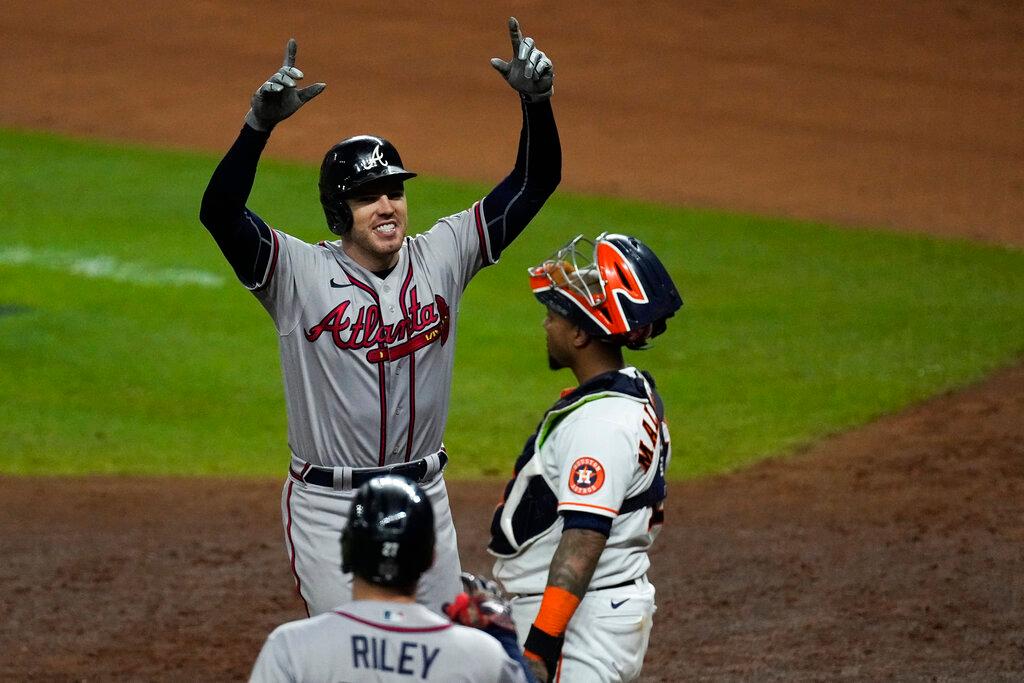 Freddie Freeman, de los Bravos de Atlanta, festeja luego de conectar un jonrón en el sexto juego de la Serie Mundial frente a los Astros de Houston, el martes 2 de noviembre de 2021 