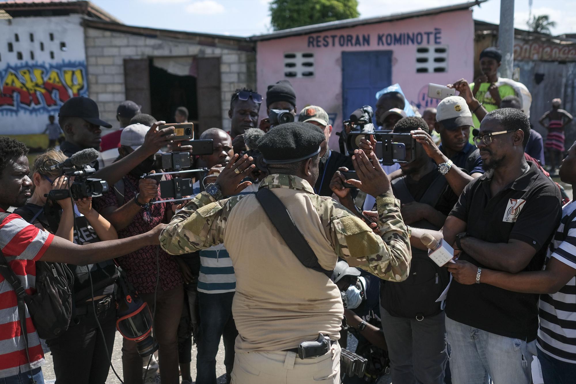 Barbecue, líder de la pandilla G9 and Family, responde a las preguntas de los periodistas después de dar una conferencia de prensa en el barrio La Saline de Port-au-Prince, Haití, el miércoles. 3 de noviembre de 2021 (AP Photo / Matias Delacroix)