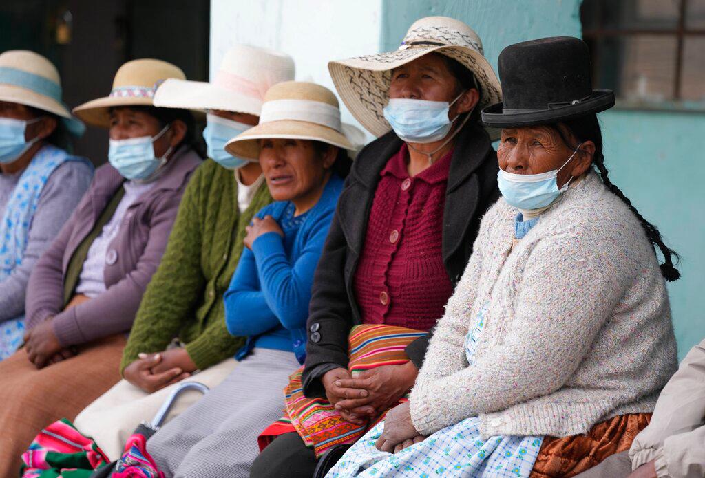 Los residentes asisten a una reunión comunitaria para discutir si recibirán la vacuna de Sinopharm para el COVID-19 durante una campaña de vacunación establecida en una escuela local en Mijane, Perú, el jueves 28 de octubre de 2021. 