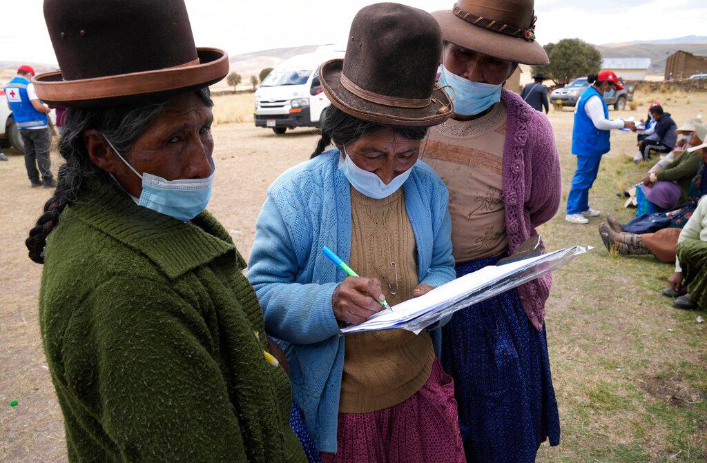 Las mujeres se inscriben para recibir una dosis de la vacuna de Sinopharm para el COVID-19 durante una campaña de vacunación en Mijane, Perú, el jueves 28 de octubre de 2021. 