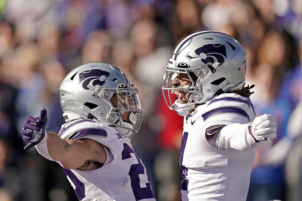 El receptor abierto de Kansas State, Malik Knowles, a la derecha, celebra con el corredor Deuce Vaughn después de anotar un touchdown durante la primera mitad de un juego de baloncesto de la NCAA contra Kansas el sábado 6 de noviembre de 2021 en Lawrence, Kansas (AP Photo / Charlie Riedel ) El receptor abierto de Kansas State, Malik Knowles, a la derecha, celebra con el corredor Deuce Vaughn después de anotar un touchdown durante la primera mitad de un juego de baloncesto de la NCAA contra Kansas el sábado 6 de noviembre de 2021 en Lawrence, Kansas (AP Photo / Charlie Riedel )