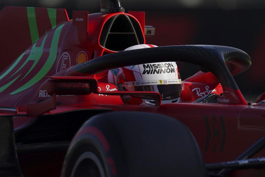 El piloto de Ferrari Charles Leclerc, de Mónaco, conduce su auto durante la carrera de clasificación de la carrera de autos del Gran Premio de México de Fórmula Uno en el hipódromo Hermanos Rodríguez en la Ciudad de México, el sábado 6 de noviembre de 2021 (AP Photo / Fernando Llano). El piloto de Ferrari Charles Leclerc, de Mónaco, conduce su auto durante la carrera de clasificación de la carrera de autos del Gran Premio de México de Fórmula Uno en el hipódromo Hermanos Rodríguez en la Ciudad de México, el sábado 6 de noviembre de 2021 (AP Photo / Fernando Llano).