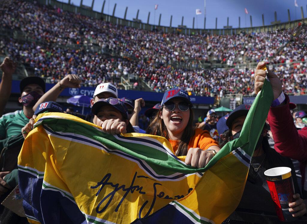 Los fanáticos sostienen una bandera con el nombre de la leyenda de las carreras Ayrton Senna durante la carrera de clasificación de la carrera de autos del Gran Premio de Fórmula Uno de México en el hipódromo Hermanos Rodríguez en la Ciudad de México, el sábado 6 de noviembre de 2021 (AP Photo / Fernando Llano). ) Los fanáticos sostienen una bandera con el nombre de la leyenda de las carreras Ayrton Senna durante la carrera de clasificación de la carrera de autos del Gran Premio de Fórmula Uno de México en el hipódromo Hermanos Rodríguez en la Ciudad de México, el sábado 6 de noviembre de 2021 (AP Photo / Fernando Llano). )
