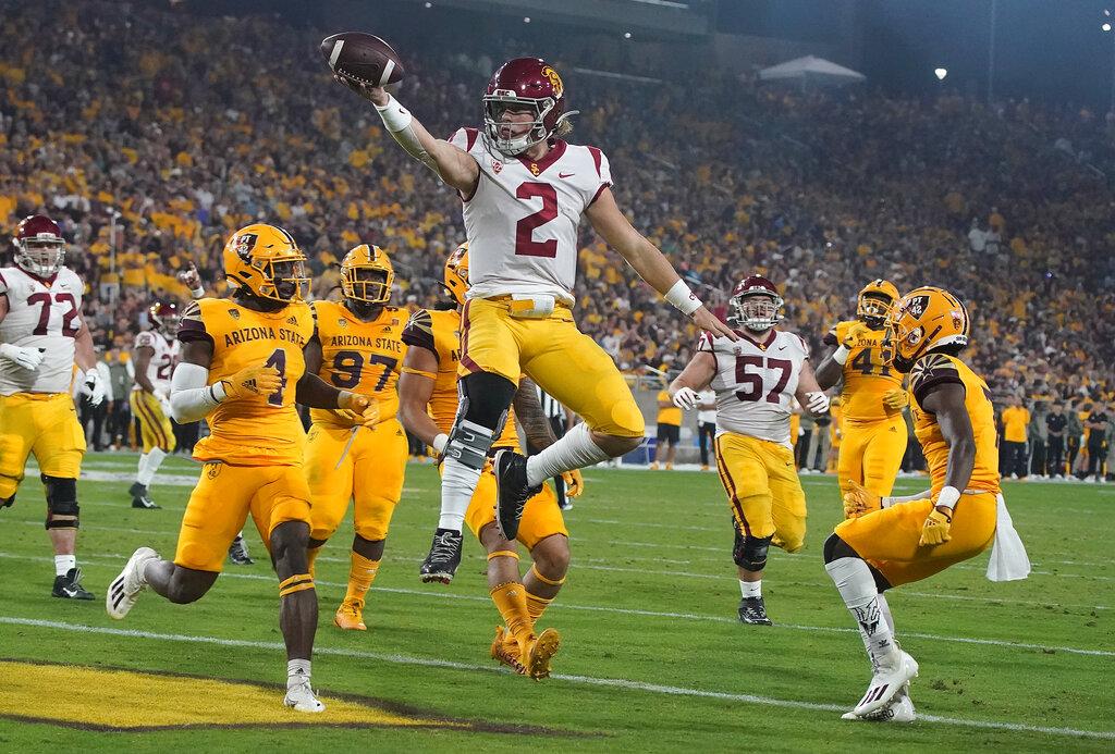 El mariscal de campo del sur de California, Jaxson Dart (2), celebra un touchdown contra el estado de Arizona durante la primera mitad de un juego de fútbol americano universitario de la NCAA el sábado 6 de noviembre de 2021 en Tempe, Arizona (AP Photo / Darryl Webb) El mariscal de campo del sur de California, Jaxson Dart (2), celebra un touchdown contra el estado de Arizona durante la primera mitad de un juego de fútbol americano universitario de la NCAA el sábado 6 de noviembre de 2021 en Tempe, Arizona (AP Photo / Darryl Webb)