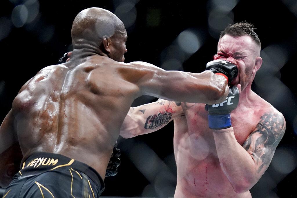 Kamaru Usman lanza un puñetazo contra Colby Covington durante una pelea por el campeonato de artes marciales mixtas de peso welter en UFC 268, el domingo 7 de noviembre de 2021, en Nueva York. (Foto AP / Corey Sipkin) Kamaru Usman lanza un puñetazo contra Colby Covington durante una pelea por el campeonato de artes marciales mixtas de peso welter en UFC 268, el domingo 7 de noviembre de 2021, en Nueva York. (Foto AP / Corey Sipkin)