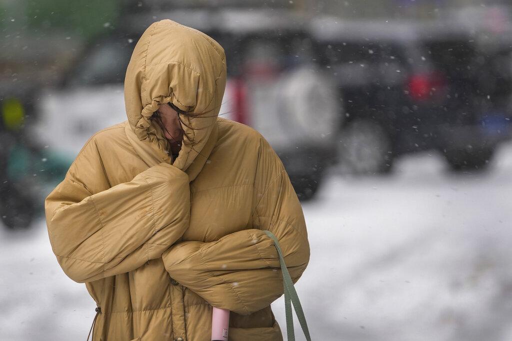 Una mujer usa su ropa de invierno para protegerse del viento y la nieve en una calle cuando la capital es azotada por una tormenta de nieve en Beijing, el domingo 7 de noviembre de 2021. Una tormenta de nieve de principios de temporada ha cubierto gran parte del norte de China, incluida la capital, Beijing. provocando cierres de carreteras y cancelaciones de vuelos. (Foto AP / Andy Wong) Una mujer usa su ropa de invierno para protegerse del viento y la nieve en una calle cuando la capital es azotada por una tormenta de nieve en Beijing, el domingo 7 de noviembre de 2021. Una tormenta de nieve de principios de temporada ha cubierto gran parte del norte de China, incluida la capital, Beijing. provocando cierres de carreteras y cancelaciones de vuelos. (Foto AP / Andy Wong)