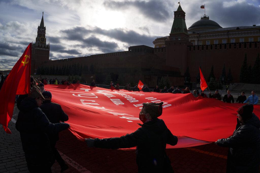 Simpatizantes del partido comunista sostienen una enorme bandera roja mientras caminan hacia la tumba del fundador soviético Vladimir Lenin durante una manifestación que marca el 104 aniversario de la revolución bolchevique de 1917 en la Plaza Roja, en Moscú, Rusia, el domingo 7 de noviembre de 2021 (AP Foto / Pavel Golovkin) Simpatizantes del partido comunista sostienen una enorme bandera roja mientras caminan hacia la tumba del fundador soviético Vladimir Lenin durante una manifestación que marca el 104 aniversario de la revolución bolchevique de 1917 en la Plaza Roja, en Moscú, Rusia, el domingo 7 de noviembre de 2021 (AP Foto / Pavel Golovkin)