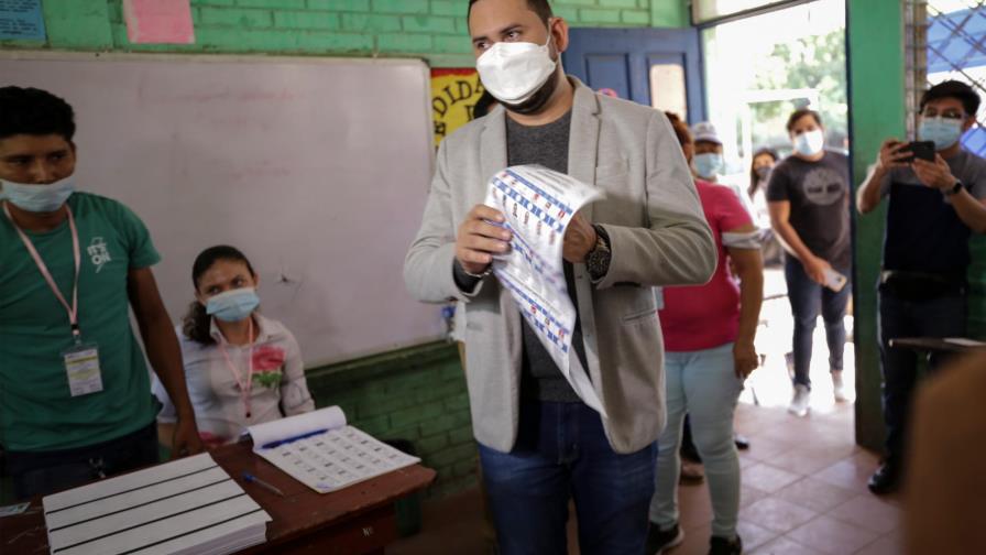 Nicaragüenses votan en unos comicios que aferran a Ortega al poder Nicaragüenses votan en unos comicios que aferran a Ortega al poder