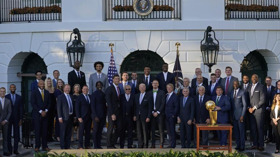 Biden elogia a los Bucks por campeonato de NBA y activismo