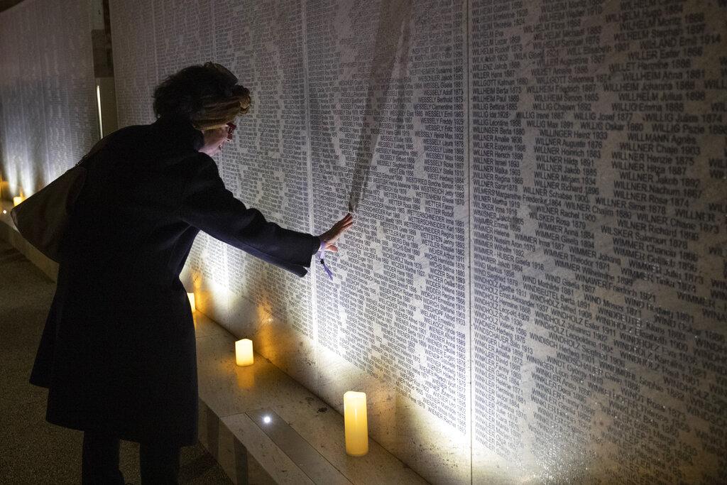 Un familiar de las víctimas del régimen de NS visita el Memorial del Muro de los Nombres de la Shoah después de la ceremonia de inauguración, en Viena, Austria, el martes 9 de noviembre de 2021. El martes marcó el 83 aniversario del pogromo antijudío que fue etiquetado como Kristallnacht. - la Noche de los cristales rotos - cuando los nazis, entre ellos muchos alemanes comunes, aterrorizaron a los judíos en toda Alemania y Austria. (Foto AP / Lisa Leutner)