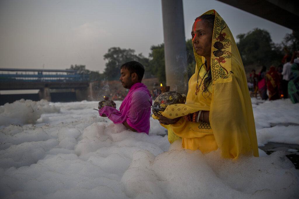 La espuma tóxica no detuvo el festival de Chhath Puja en La India