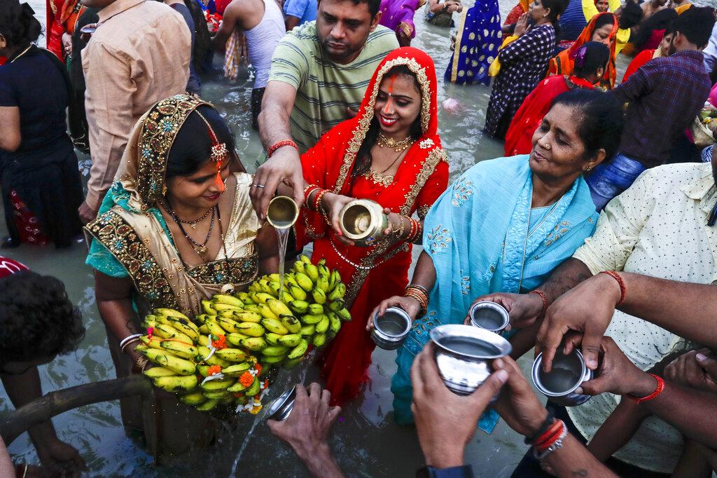 Los devotos realizan rituales en las orillas del río Hooghly temprano en la mañana durante el festival Chhath, en Calcuta, India, el jueves 11 de noviembre de 2021. Durante Chhath, un antiguo festival hindú, se realizan rituales para agradecer al dios sol por mantener la vida en la tierra. (Foto AP / Bikas Das)