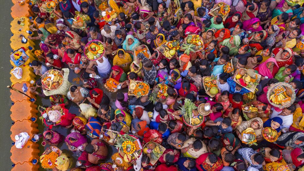 Los devotos hindúes realizan rituales religiosos temprano en la mañana mientras ofrecen oraciones al Dios Sol en el río Yamuna durante el festival Chhath en Prayagraj, India. Jueves, 11 de noviembre de 2021. Durante Chhath, un antiguo festival hindú, se realizan rituales para agradecer al dios Sol por mantener la vida en la tierra y buscar las bendiciones divinas. (Foto AP / Rajesh Kumar Singh)
